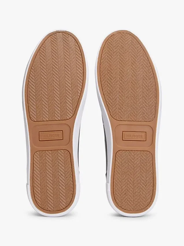 Zapatillas de cancha con textura granulada y logotipo metálico Zapatillas de cancha con textura granulada y logotipo metálico