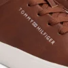 Zapatillas de cancha con textura granulada y logotipo metálico Zapatillas de cancha con textura granulada y logotipo metálico