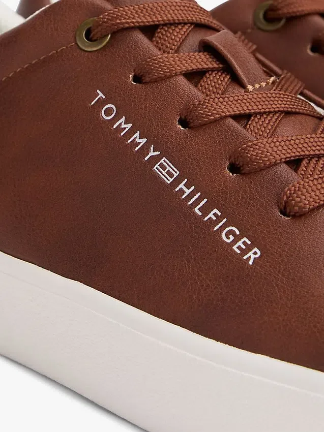 Zapatillas de cancha con textura granulada y logotipo metálico Zapatillas de cancha con textura granulada y logotipo metálico