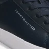 Zapatillas de cancha con textura granulada y logotipo metálico