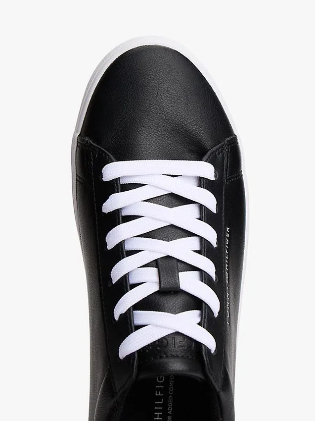 Zapatillas de cancha con textura granulada y logotipo metálico Zapatillas de cancha con textura granulada y logotipo metálico