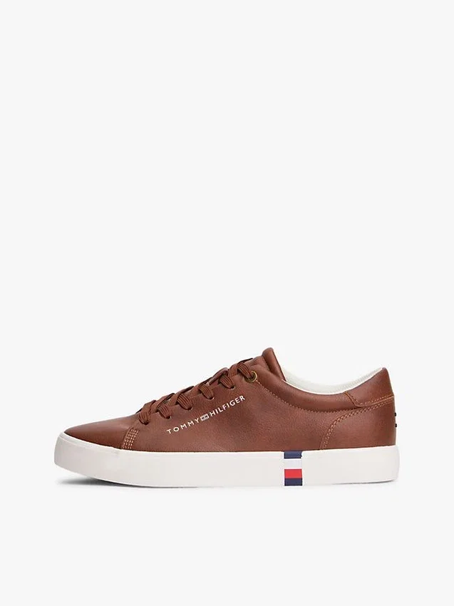Zapatillas de cancha con textura granulada y logotipo metálico Zapatillas de cancha con textura granulada y logotipo metálico