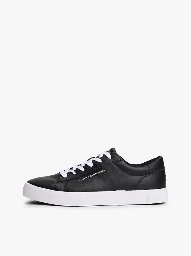 Zapatillas de cancha con textura granulada y logotipo metálico Zapatillas de cancha con textura granulada y logotipo metálico