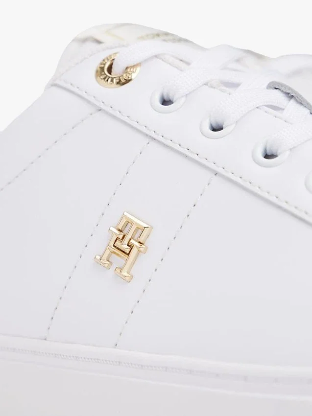 Zapatillas de corte bajo de piel con talón y monograma Zapatillas de corte bajo de piel con talón y monograma