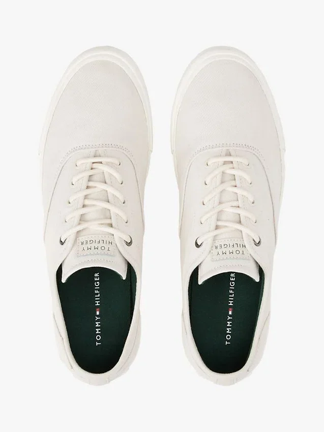Zapatillas de lona con logotipo en relieve Zapatillas de lona con logotipo en relieve